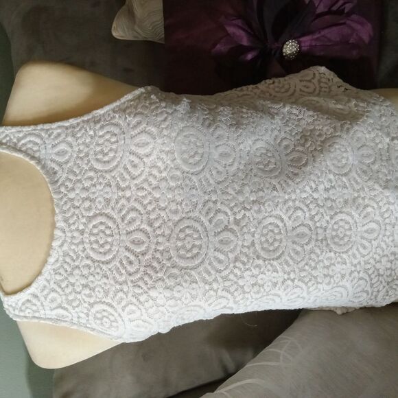 LACE/lined dress tank top with keyhole closure. - Picture 2 of 5